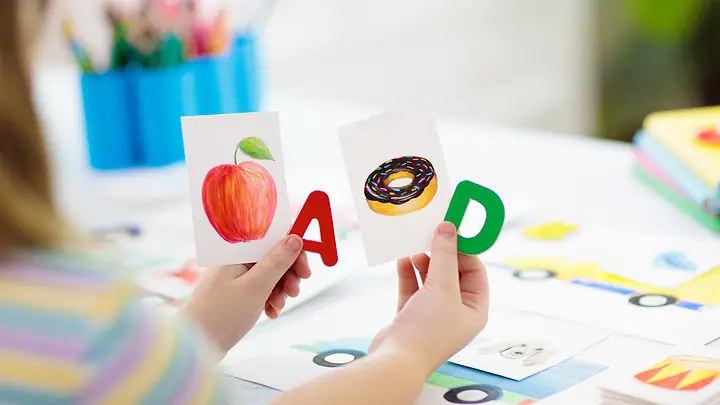 Cartões com letras e figuras para alfabetização